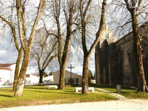 Place de l’Eglise <BR> Cherves Richemont (16)